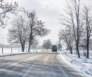 Drastyczna zmiana pogody w Polsce! Przenikliwe zimno uderzy jeszcze w weekend. Opady śniegu i TO