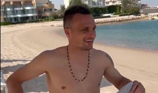 Sławomir Peszko prezentuje muskulaturę na katarskiej plaży