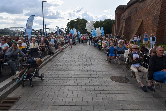 Kolorowa parada na otwarcie Dni Torunia. Przeszła przez serce toruńskiej starówki