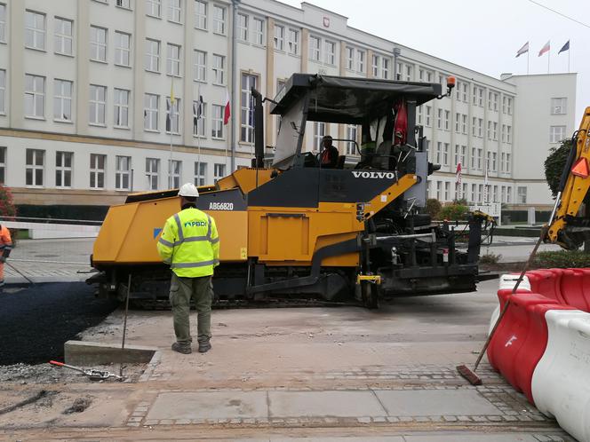 Piątek na placu budowy w centrum Torunia