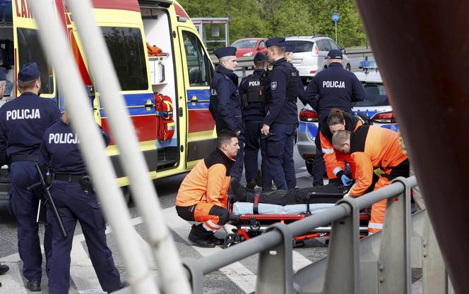 Aktywiści znów blokują Warszawę. Przykleili się do mostu, interweniowało pogotowie