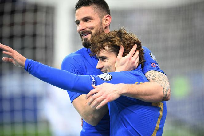 Antoine Griezmann (z prawej) i Olivier Giroud (z lewej) cieszą się z gola. Pierwszy w eliminacjach strzelił ich 2 (plus 4 asysty), drugi zdobył 3 bramki.