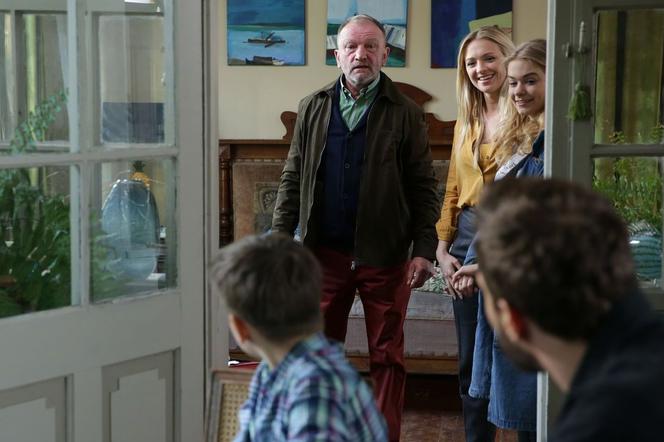 	M jak miłość, odcinek 1455: Wojtuś (Feliks Matecki), Joasia (Barbara Kurdej-Szatan), Leszek (Sławek Uniatowski), Adam Tarnowski (Juliusz Krzysztof Warunek)