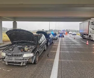 Tir staranował dwie osobówki! 25-latek zginął w makabrze na A1 [ZDJĘCIA]