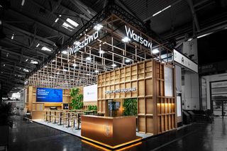 Życie w Architekturze 2025. Stoisko wystawiennicze miasta Warszawa na targach Expo Real 2024. Wiktor Bociek i Daniel Konarski