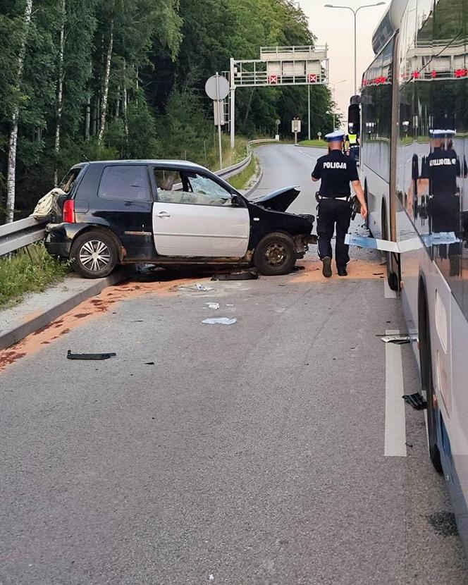 W Gdyni autobus miejski zderzył się z autem. Trzy osoby poszkodowane