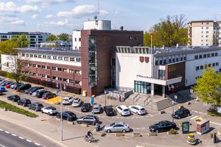 To był najlepszy budynek użyteczności publicznej w stolicy demokratycznej Polski. Jak dzisiaj wygląda ratusz w Białołęce?