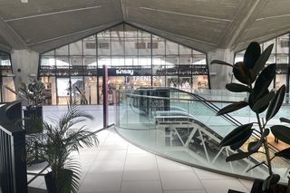 Unikatowe kielichowe grzyby z surowego żelbetu. Dworzec w Katowicach wybudowano sprawnie i tanio w latach 70. Przetrwał tylko 40 lat