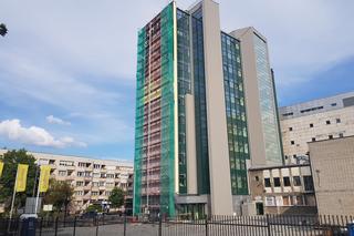 Kultowy mural Wyślij pocztówkę do babci wraca do Białegostoku. Zobacz postępy prac