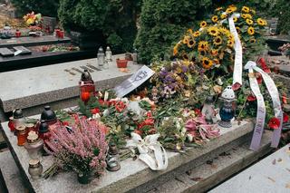 Grób Jerzego Urbana po rocznicy śmierci