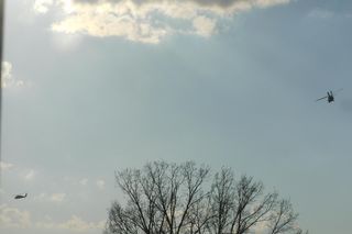 Strzały i wybuchy w Warszawie. Helikoptery nad miastem, na ulicach uzbrojone pojazdy! Co się dzieje? 	