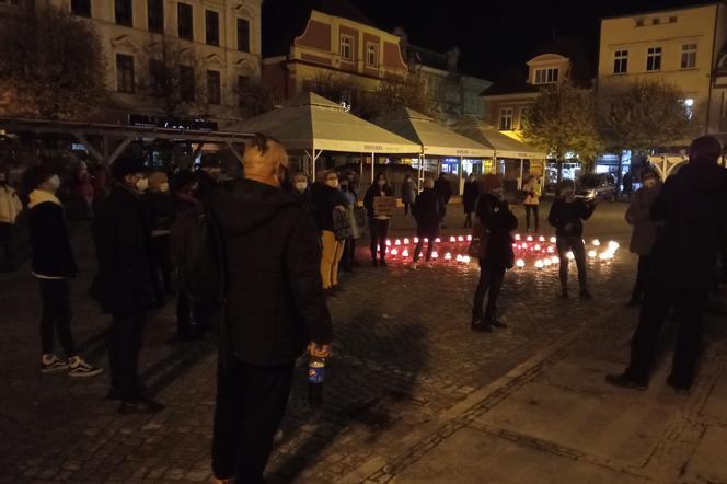 ​Było więcej zniczy niż protestujących. Kiepska frekwencja na środowym (04.11) Strajku Kobiet w Lesznie [ZDJĘCIA/AUDIO/WIDEO]