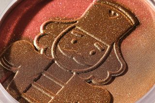 Zimowy makijaż w rytmie Dziadka do Orzechów: Magia świąt na Twojej twarzy