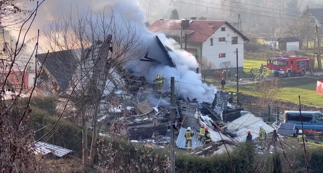 Tragedia w Ustroniu! Wybuch gazu rozsadził dom jednorodzinny. Jedna osoba wyciągnięta spod gruzów