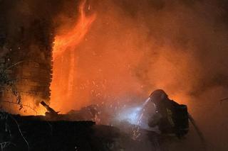 Potężny pożar na Woli w Warszawie. Cały budynek w ogniu. Przerażający widok