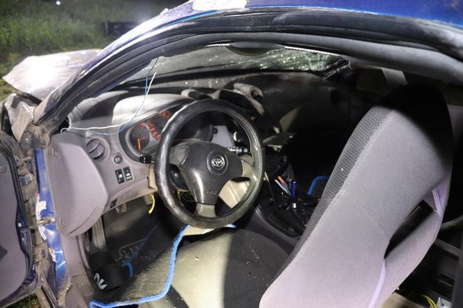Próbował zapalić papierosa za kierownicą. Auto wylądowało w rowie