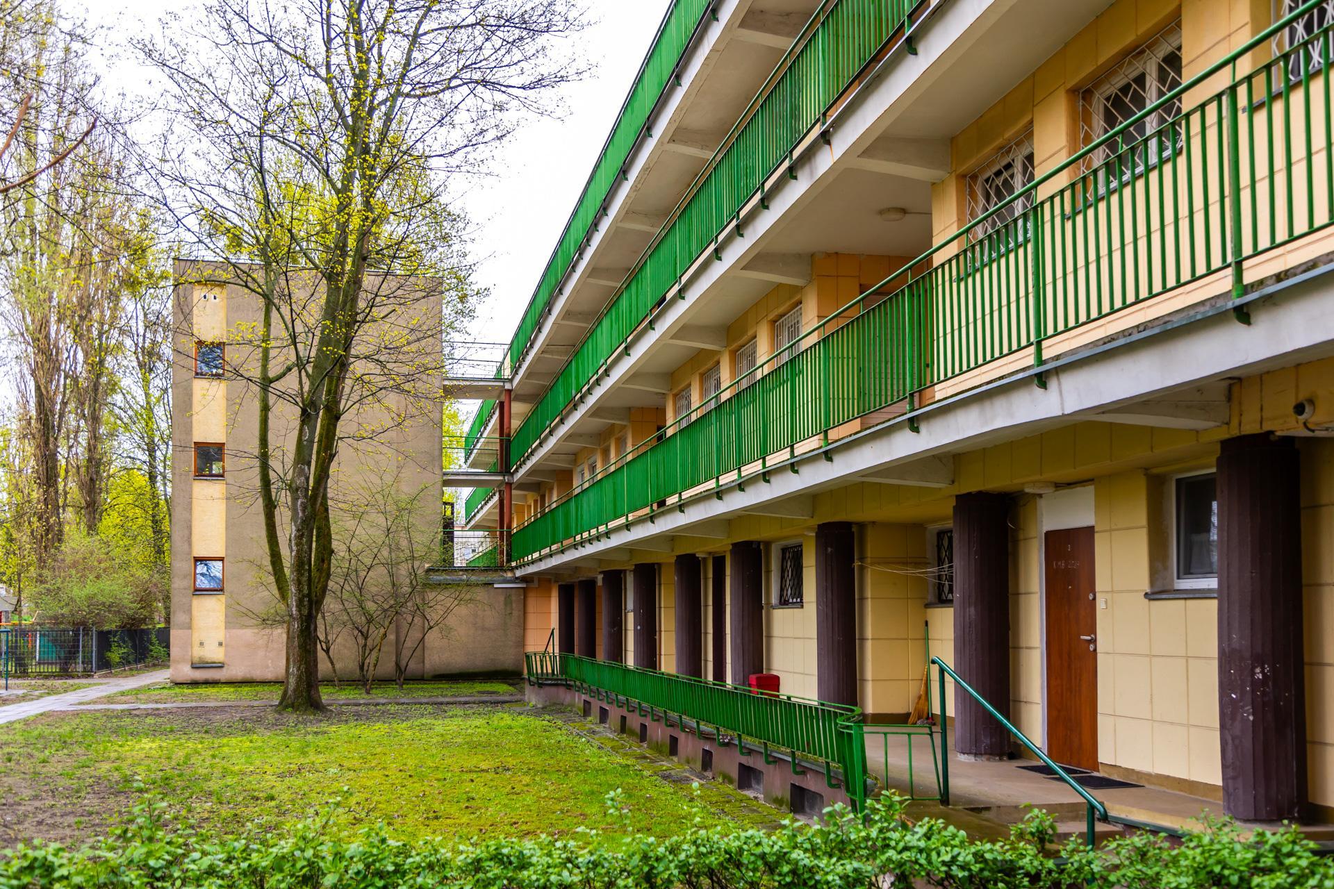 Osiedle WSM Koło II w Warszawie - zdjęcia. Pablo Picasso na ścianie i klatki schodowe typu ser