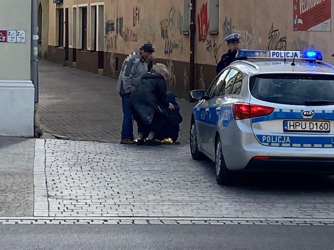 Starsza pani przewróciła się na rowerze. Wypadek w Lesznie