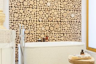 Biała łazienka z drewnianą ścianą
