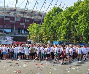 Ogromne problemy z wejściem kibiców Legii na Stadion Narodowy! Mecz trwa, a tłumy pod bramą. Głośne okrzyki i poddenerwowanie