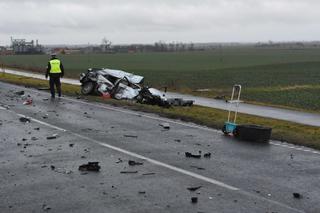 Audi A3 rozpadło się po uderzeniu w ciężarówkę. Zginął 18-latek