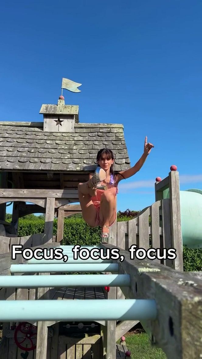 Tak się wygina żona Baldwina. Hilaria Baldwin to kobieta-guma