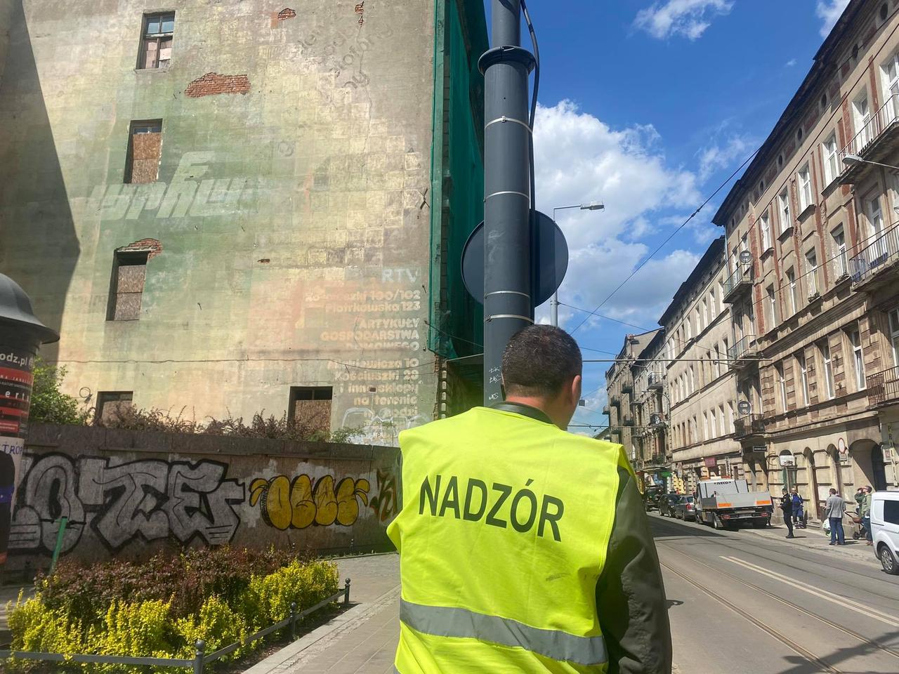 W centrum Łodzi zawaliły się dach i stropy kamienicy. Nie ma osób poszkodowanych