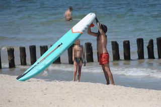 Olivier Janiak jak David Hasselhoff na plaży nad Bałtykiem