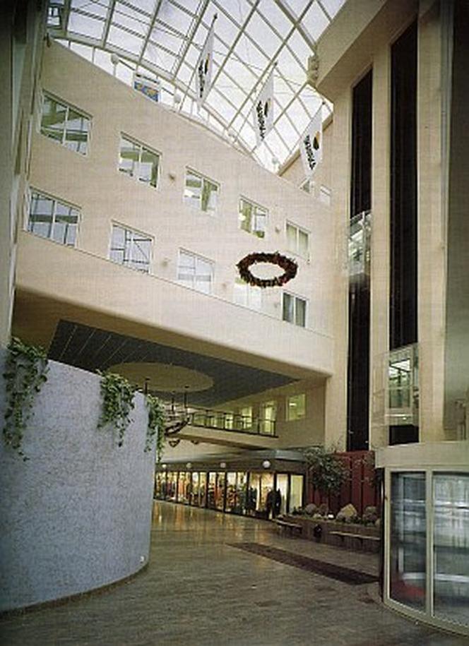 Ulubieniec Warszawy - budynek Atrium Business Centre, wnętrze, widok od strony wejscia