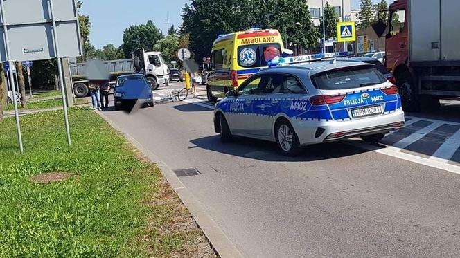 Augustów. 75-letni kierowca skody potrącił rowerzystkę na przejściu dla pieszych
