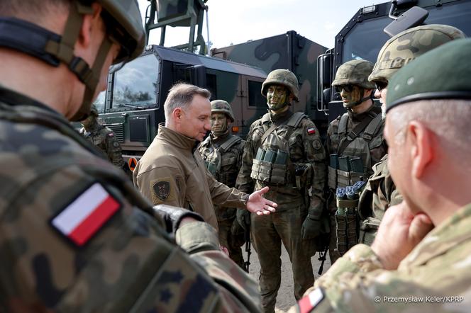 Prezydent Andrzej Duda na ćwiczeniach z żołnierzami w Ustce