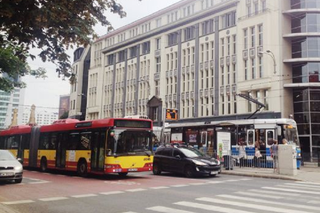 Kierowca MPK miał zawał serca. Autobus stał na przystanku na światłach awaryjnych