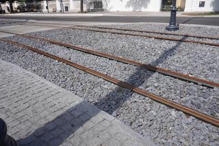 Zmiany na gorsze po remoncie ul. Cmentarnej? Znacznie zwężono chodnik przy nieogrodzonym torowisku