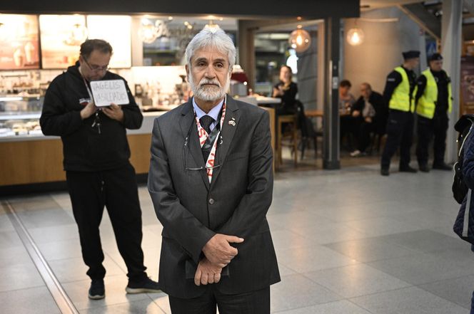 Poseł Sterczewski wrócił do Polski