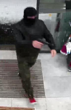 Napad na stację benzynową w Inowrocławiu! Policja szuka tego mężczyzny [ZDJĘCIA]