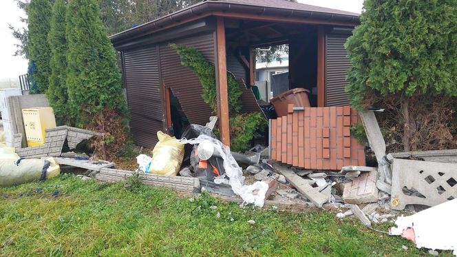 Rozwalił autem ogrodzenie i budynek. Młody kierowca jechał za szybko