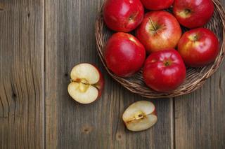 Przepisy na przetwory: jabłka w zalewie winogronowej