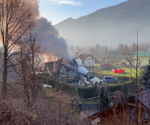 Tragedia w Ustroniu! Wybuch gazu rozsadził dom jednorodzinny. Jedna osoba wyciągnięta spod gruzów