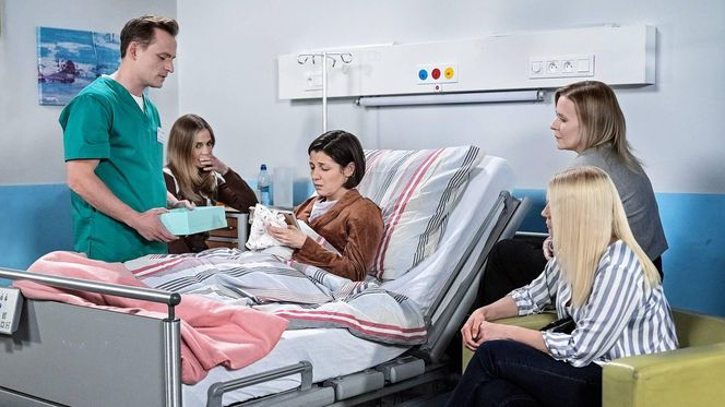 Pierwsza miłość odc. 4043. Kinga (Aleksandra Zienkiewicz), Marysia (Aneta Zając), Emilka (Anna Ilczuk), Marta (Honorata Witańska),  Maurycy (Dawid Dziarkowski)