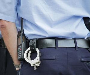 Bał się żony, ale to policjantów zaatakował gazem. Trzeba było go obezwładnić