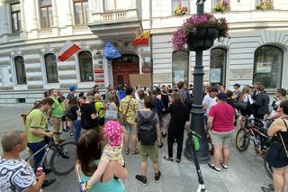 Pogrzeb łódzkiej komunikacji miejskiej. Mieszkańcy zebrali się pod Urzędem Miasta