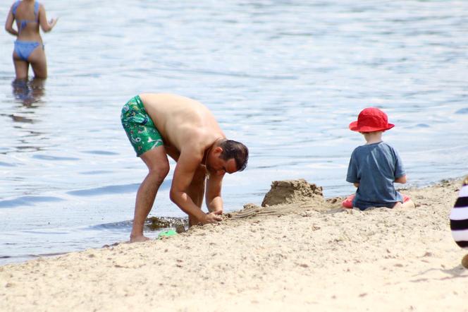 Michał Koterski na plaży z rodziną