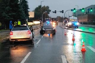 Kraksa przy galerii w Tarnowie. Opel zderzył się z audi