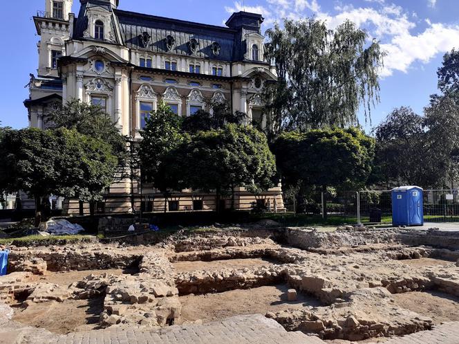 Na nowosądeckim Rynu trwają prace archeologiczne.  Specjaliści szukaja dawnego ratusza.