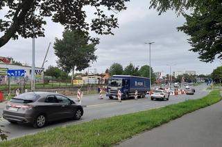 Poślizg na ważnej arterii Olsztyna. Przedłuży się remont ulicy Pstrowskiego