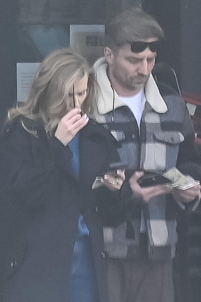 Agnieszka Kaczorowska siedzi i pachnie, a Rogacewicz wynosi śmieci i je kanapke poza autem... Fajna para?