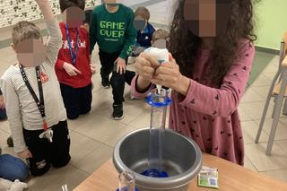 Poczuj chemię do Jezusa. Kontrowersyjne eksperymenty w toruńskiej szkole.