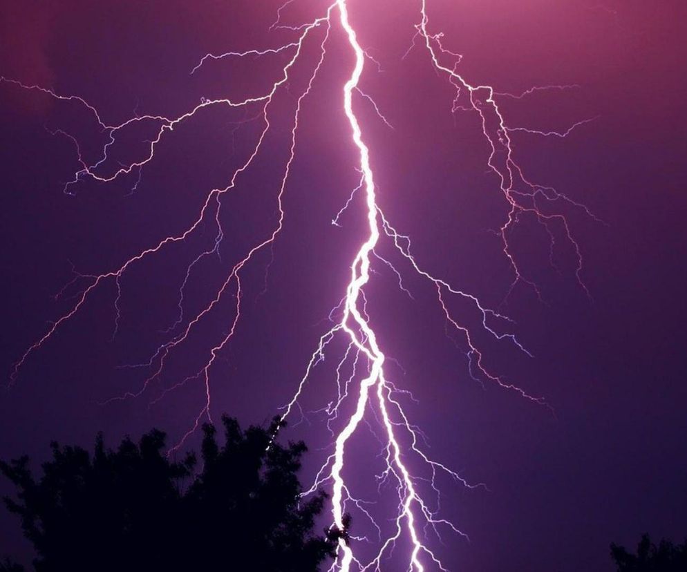 Silne burze nad Dolnym Śląskiem. Możliwy grad i wichury