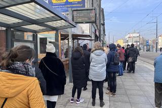 Kolejki przed pączkarniami w Gorzowie.