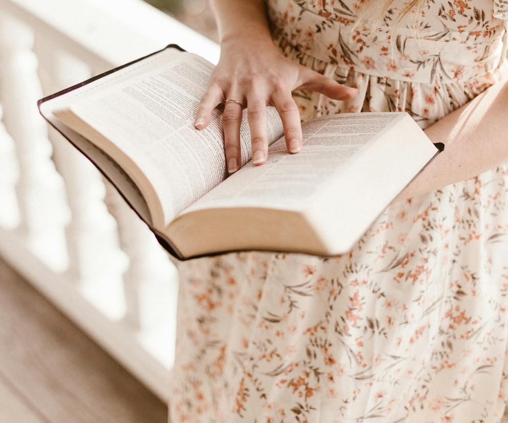 Czytanie nie boli, a może przedłużyć życie. Oto 5 powodów, dla których warto regularnie czytać książki 